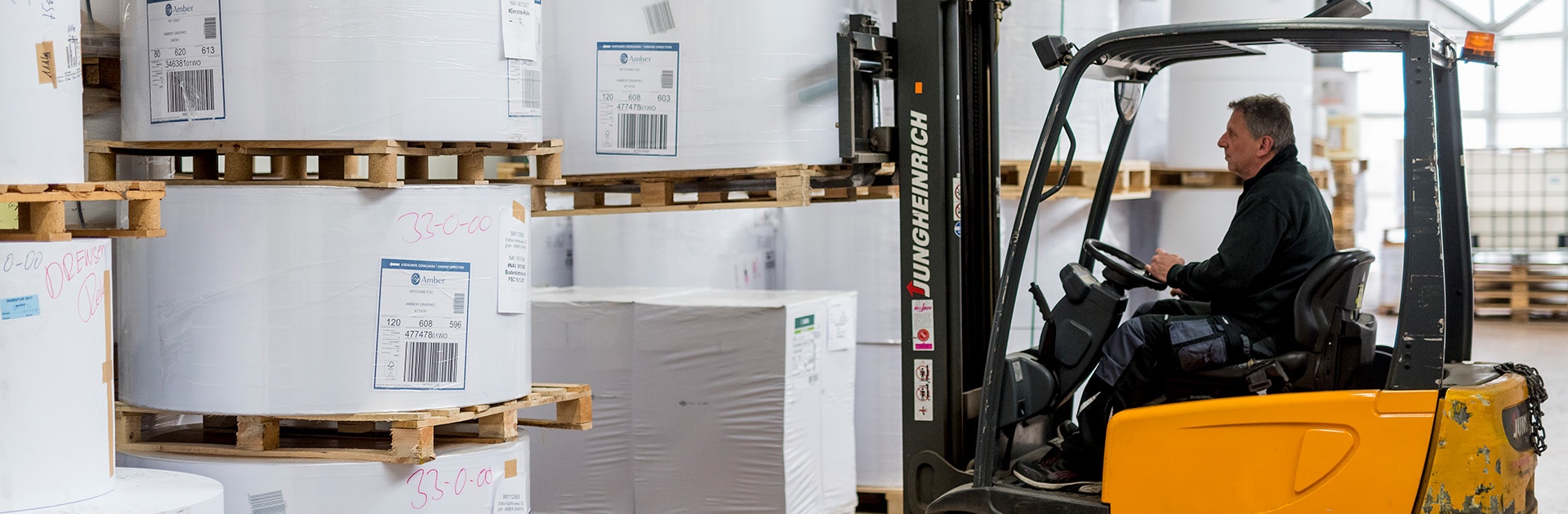 335_3_versandmitarbeiter_fachkraft_lagerlogistik_1920x630.jpg